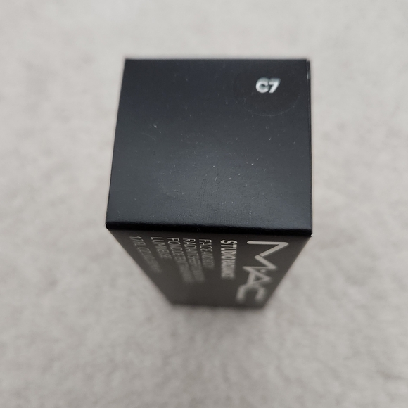 MAC Cosmetics studio radiance face and body foundation in C7 - Picture 2 of 4